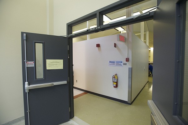 Le r&eacute;am&eacute;nagement des espaces permettra de supprimer certaines cloisons qui g&ecirc;nent la circulation, comme on le voit derri&egrave;re ces portes.