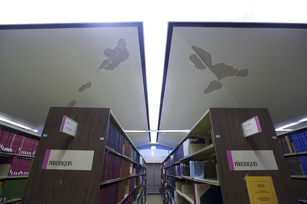 En plus de corriger des probl&egrave;mes du plafond, les travaux permettront la modernisation de l'&eacute;clairage qui cr&eacute;era une atmosph&egrave;re plus feutr&eacute;e et mieux adapt&eacute;e au travail sur ordinateur.