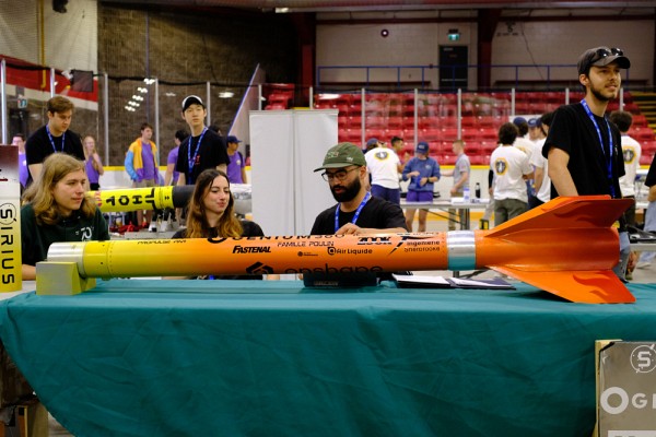 Un moment de pause durant les journ&eacute;es de conf&eacute;rence de la comp&eacute;tition Launch Canada Challenge, en ao&ucirc;t 2025, o&ugrave; l'&eacute;quipe a pr&eacute;sent&eacute; sa fus&eacute;e, Z&eacute;nith.