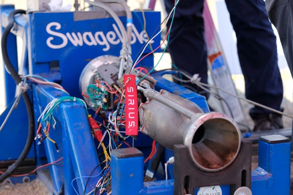 SIRIUS est la premi&egrave;re &eacute;quipe &eacute;tudiante canadienne &agrave; concevoir un moteur &agrave; propulsion liquide avec refroidissement r&eacute;g&eacute;n&eacute;ratif. Sur la photo, son prototype, Pyros I, pr&ecirc;t pour une mise &agrave; feu.