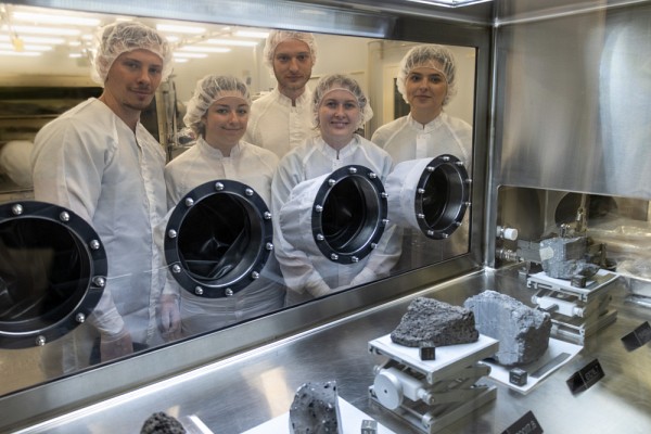 Visite du laboratoire de conservation et d&rsquo;analyse (Lunar Sample Laboratory Facility) des &eacute;chantillons de roches ramen&eacute;s par les missions Apollo (Johnson Space Center, Houston, &Eacute;.-U.). De gauche &agrave; droite&nbsp;: Alex Camon, Stephanie Halwa, Thomas Fr&uuml;h, Mathilda Boyce et Gabriela Ligeza.