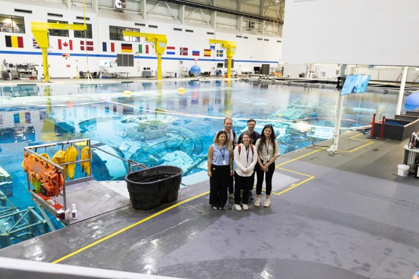 Visite du laboratoire de flottabilit&eacute; neutre (Neutral Buoyancy Laboratory, NBL) au Sonny Carter training Facility servant de lieu d&rsquo; entra&icirc;nement pour les&nbsp;astronautes&nbsp;de la&nbsp;NASA&nbsp;en service depuis&nbsp;avril 1995. De gauche &agrave; droite&nbsp;: Stephanie Halwa, Thomas Fr&uuml;h, Mathilda Boyce, Alex Camon et Gabriela Ligeza.