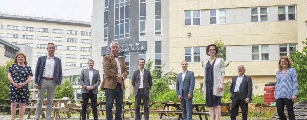 La nouvelle &eacute;quipe de direction (de gauche &agrave; droite) : Pre Nicole Dubuc, vice-doyenne aux sciences infirmi&egrave;res ;&nbsp;Pr &Eacute;ric Lavoie, vice-doyen aux &eacute;tudes m&eacute;dicales pr&eacute;doctorales ; Pr Matthieu Touchette, vice-doyen aux &eacute;tudes m&eacute;dicales postdoctorales ; Pr&nbsp;Dominique Dorion, doyen ;&nbsp;Pr Martin Bisaillon, secr&eacute;taire facultaire et vice-doyen &agrave; la vie &eacute;tudiante et &agrave; la sant&eacute; durable ;&nbsp;Pr Patrice Perron, doyen adjoint et vice-doyen ex&eacute;cutif ; Pre&nbsp;Marie Giroux, vice-doyenne au d&eacute;veloppement professionnel, &agrave; la p&eacute;dagogie et &agrave; la responsabilit&eacute; sociale ;&nbsp;Pr Michel Tousignant, vice-doyen aux &eacute;tudes ;&nbsp; Pre Nathalie Rivard, vice-doyenne aux &eacute;tudes sup&eacute;rieures, &agrave; la recherche et &agrave; l&rsquo;innovation.