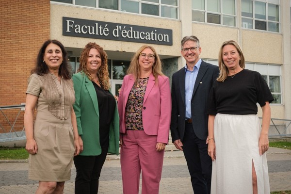 Sawsen Lakhal, vice-doyenne aux &eacute;tudes,&nbsp;Sandy Nadeau, secr&eacute;taire de facult&eacute; et vice-doyenne &agrave; l&rsquo;exp&eacute;rience &eacute;tudiante et aux partenariats, Caroline Duchesne, directrice administrative, Luc Touchette, doyen de la Facult&eacute; d'&eacute;ducation, et Nadine Lanct&ocirc;t, vice-doyenne &agrave; la recherche,