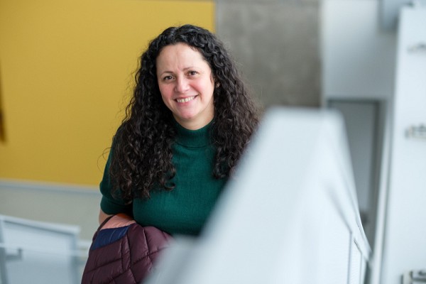 Julieth Maussa-Lopez est coordonnatrice d&rsquo;activit&eacute;s &eacute;tudiantes aux Services &agrave; la vie &eacute;tudiante, au Campus de Longueuil. Les couleurs du ciel vues de la tour de Longueuil en fin de journ&eacute;e lui rappellent celles du drapeau de son pays natal, la Colombie.
