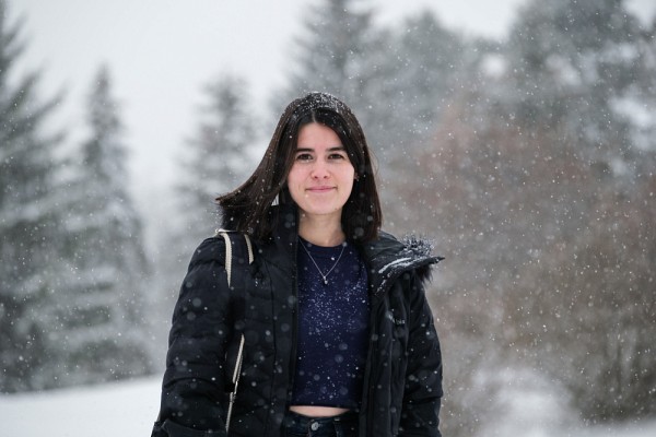 Loan Le Gall est &eacute;tudiante au baccalaur&eacute;at en communication appliqu&eacute;e, cheminement en communication marketing.&nbsp;Le stage qu'elle effectue cette session-ci au Bureau de la registraire la motive &agrave; se rendre au Campus principal, m&ecirc;me par temps froid.