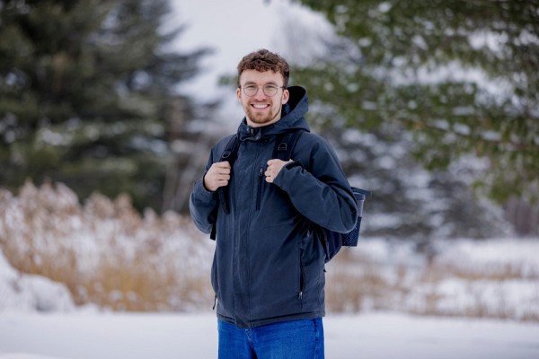 Louis Tremblay est &eacute;tudiant au baccalaur&eacute;at en sciences infirmi&egrave;res, cheminement formation initiale. Son&nbsp;implication &agrave; titre de pr&eacute;sident de l&rsquo;Association g&eacute;n&eacute;rale &eacute;tudiante en sciences infirmi&egrave;res de l&rsquo;UdeS (AGESIUS) le&nbsp;motive &agrave; venir au Campus de la sant&eacute; en hiver, o&ugrave; il trouve stimulant d&rsquo;organiser une multitude d&rsquo;activit&eacute;s pour les &eacute;tudiantes et &eacute;tudiants.