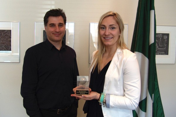 Marie-Christine Ferron, r&eacute;cipiendaire de la bourse Nadeau Bellavance pour le premier cycle, et le professeur Marc D. David