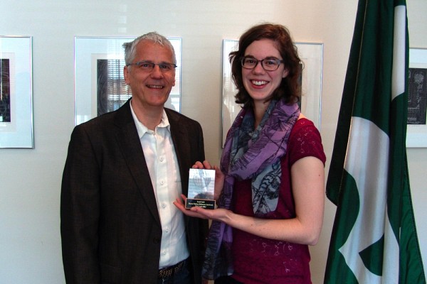 Sarah Sa&iuml;di, r&eacute;cipiendaire de la bourse Nadeau Bellavance pour le deuxi&egrave;me cycle, et le professeur Andr&eacute; Marquis, directeur du D&eacute;partement des lettres et communications