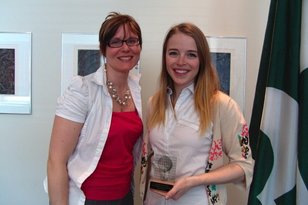 Jos&eacute;e-Anne Sarrazin-C&ocirc;t&eacute;, r&eacute;cipiendaire du prix Yves-Bellavance en journalisme, et Chantal Montpetit, conseill&egrave;re p&eacute;dagogique