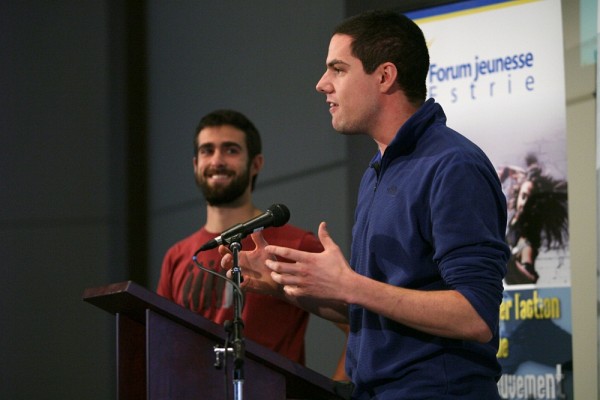 Julien Lamarche et David Lalanne &agrave; la conf&eacute;rence de presse du lancement du volet francophone du concours Le d&eacute;fi Change ton monde, pr&eacute;sent&eacute; par Ashoka Canada en partenariat avec l'UdeS.