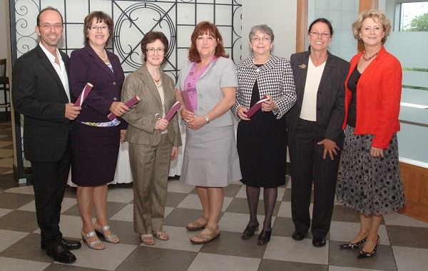 G&eacute;rard Larocque, Lyne Tremblay, Louise Passerini, H&eacute;l&egrave;ne Guitard, C&eacute;cile Michaud, Denise Gaudreau (pr&eacute;sidente de l'Ordre r&eacute;gional) et Gyslaine Desrosiers (pr&eacute;sidente de l'OIIQ)