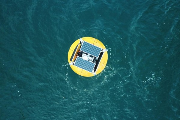 Une bou&eacute;e d'Oneka Technologies, servant &agrave; dessaler l'eau de la mer.