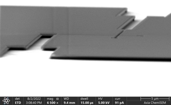 Image en microscopie &eacute;lectronique du proc&eacute;d&eacute; de fabrication des unit&eacute;s logiques quantiques appel&eacute;es jonction josephson.