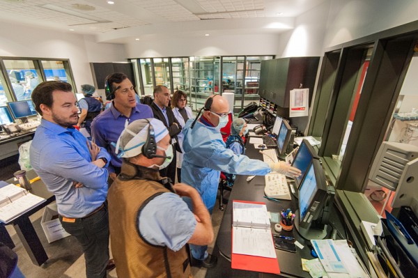 Le Dr Andrew Benko, qui pointe l&rsquo;&eacute;cran, et derri&egrave;re lui, le professeur Martin Brouillette.