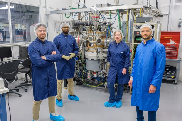 L'&eacute;quipement d'&eacute;pitaxie avec, devant, Valentin Daniel, Thierno Mamoudou Diallo, Laurie Mouchel et le Pr&nbsp;Abderraouf Boucherif