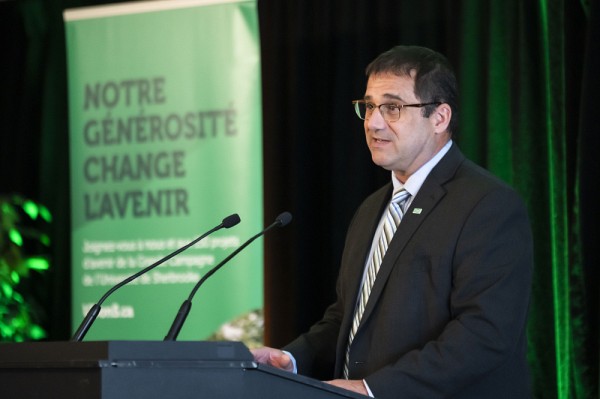 Le directeur g&eacute;n&eacute;ral de La Fondation et du Service des relations avec les dipl&ocirc;m&eacute;es et les dipl&ocirc;m&eacute;s de l'UdeS, M. Pascal Gr&eacute;goire, a rappel&eacute; le r&ocirc;le important de la philanthropie dans la r&eacute;alisation de projets transformationnels tant pour la Facult&eacute; des sciences que pour la soci&eacute;t&eacute;, dont le P&ocirc;le d'expertises en cybers&eacute;curit&eacute; Intact et le Programme de mentorat pour les femmes en sciences.