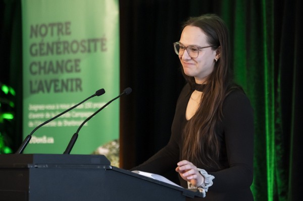 L'&eacute;tudiante pr&eacute;doctorale en chime &Eacute;lodie d'Astous, r&eacute;cipiendaire de la tr&egrave;s prestigieuse bourse Vanier, a d&eacute;crit le puissant effet de levier que peut avoir l'obtention d'une bourse dans le parcours d'une personne &eacute;tudiante, notamment en ouvrant la voie &agrave; l'obtention d'autres bourses.