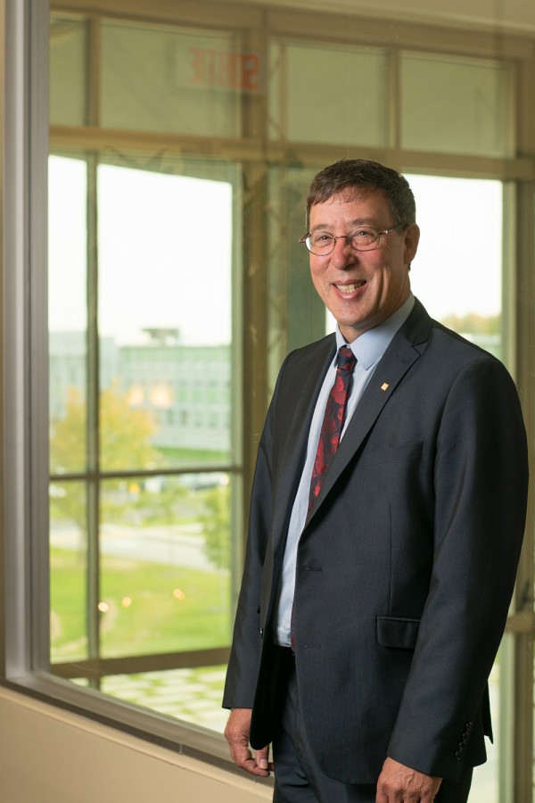 Jean-Pierre Perreault, vice-recteur &agrave; la recherche et aux &eacute;tudes sup&eacute;rieures