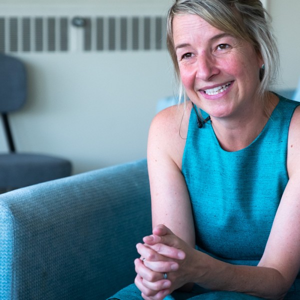 Professeure Julie Lane.