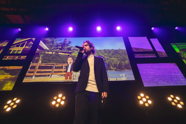 Les musiciennes et les musiciens pr&eacute;sents ont accompagn&eacute; les interpr&egrave;tes sur une chanson du groupe The Metric.