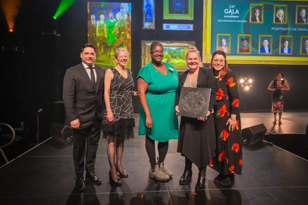 M. Sylvain Gilbert, vice-pr&eacute;sident fiscalit&eacute; chez RCGT, Mme Christine Hudon, vice-rectrice aux &eacute;tudes et aux relations internationales, Pre Anne Lessard, doyenne de la Facult&eacute; d'&eacute;ducation ainsi que Gabrielle Dubois, gestionnaire en philanthropie attach&eacute;e &agrave; la facult&eacute;, ont remis le prix &agrave; l'ambassadrice 2024, Mme Aladin.