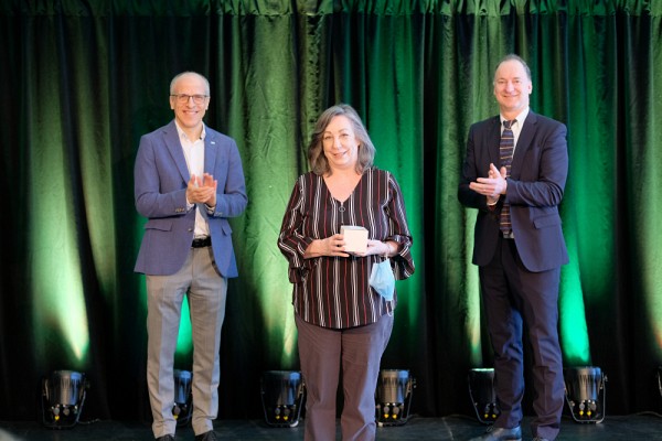 Agente d'administration &agrave; la retraite depuis l'automne dernier, Carmen Labrecque a vu ses 44 ans de carri&egrave;re &agrave; l'UdeS soulign&eacute;s lors de la C&eacute;r&eacute;monie.