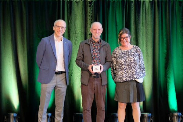 L'infatigable professeur Jean Goulet, anciennement vice-recteur aux ressources humaines, aux relations internationales et aux ressources informationnelles, &eacute;tait aussi de la C&eacute;r&eacute;monie, o&ugrave; ses 39 ans de carri&egrave;re ont &eacute;t&eacute; soulign&eacute;s.