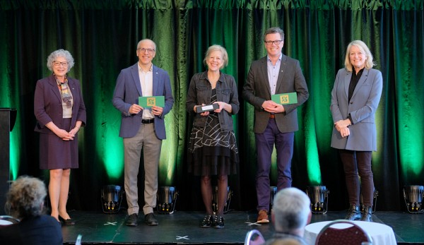 Cette ann&eacute;e, 3 membres de la direction de l'UdeS, dont le recteur, ont atteint 25 ans de service.