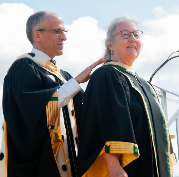 Claire Desch&ecirc;nes, docteure d&rsquo;honneur en g&eacute;nie, pour la promotion des sciences et du g&eacute;nie chez les femmes.