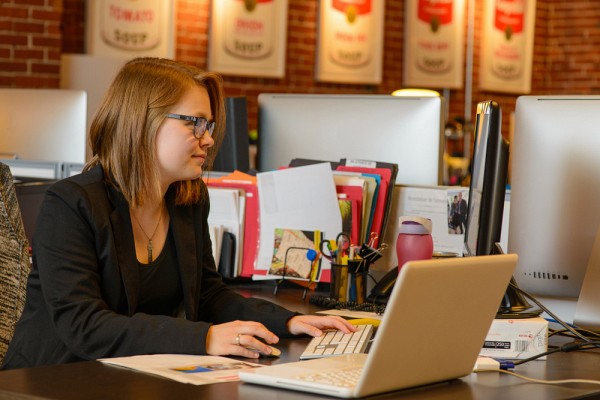 Deux options principales s&rsquo;offrent &agrave; qui souhaite d&eacute;velopper ses comp&eacute;tences en communication dans une d&eacute;marche personnelle : une activit&eacute; ouverte &agrave; tous ou un cours tutoral.