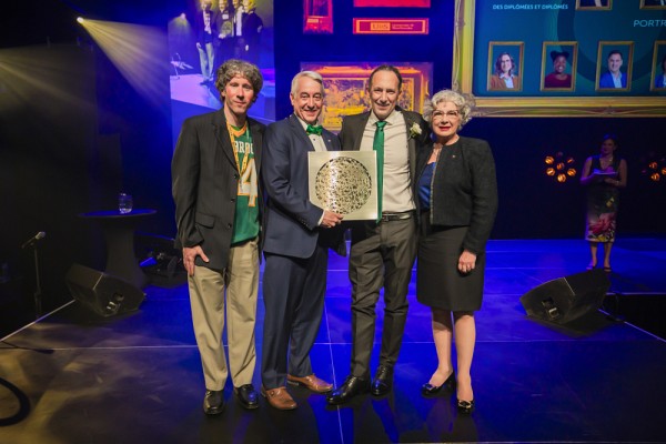 M. Francis Bouchard, directeur rempla&ccedil;ant de la SAQ D&eacute;p&ocirc;t Sherbrooke, Pr Dominique Dorion, doyen de la Facult&eacute; de m&eacute;decine et des sciences de la sant&eacute;, Dr Vincent Oliva, ambassadeur 2024 de la Facult&eacute; de m&eacute;decine et des sciences de la sant&eacute;, Pr Jocelyne Faucher, secr&eacute;taire g&eacute;n&eacute;rale et vice-rectrice &agrave; la vie &eacute;tudiante.