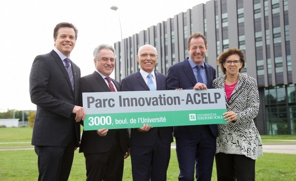 Le doyen Patrik Doucet, Laurent Amar, le professeur &eacute;m&eacute;rite Jean-Pierre Adoul, Sylvain Desjardins et la rectrice Luce Samoisette.