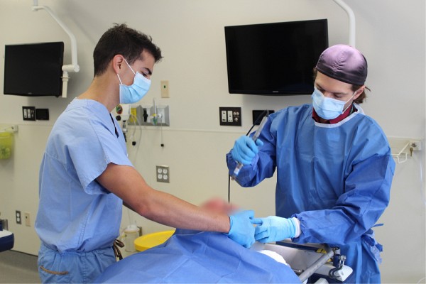 Simon Lapointe en compagnie du&nbsp;professeur-chercheur Christian Iorio-Morin, lors des essais.
