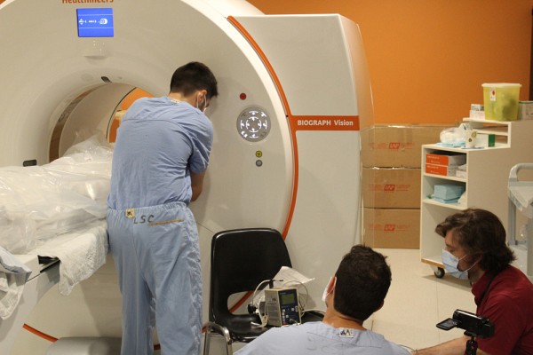 Simon Lapointe, F&eacute;lix Dumais et le&nbsp;professeur-chercheur Christian Iorio-Morin, utilisant un tomodensitom&egrave;tre afin de mod&eacute;liser l&rsquo;expansion des plaques install&eacute;es.Photo : Fournie