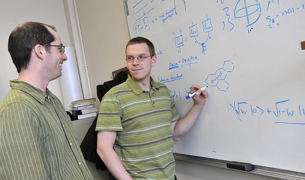 David Poulin et Guillaume Duclos-Cianci, auteurs de l'article publi&eacute; dans Physical Review Letters.