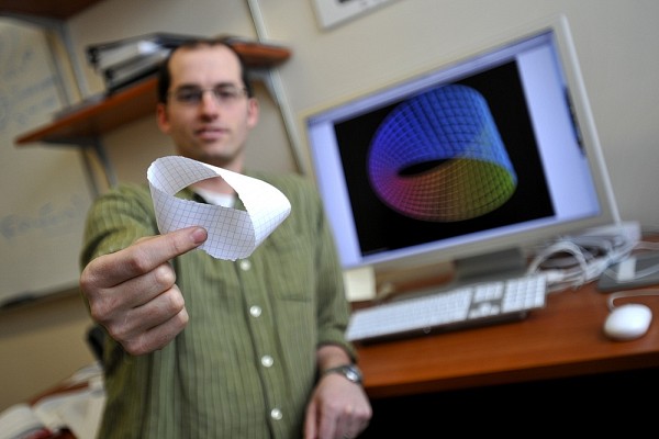 David Poulin explique l'encodage topologique des bits quantiques gr&acirc;ce &agrave; une bande de papier &agrave; une face, appel&eacute;e ruban de Moebius.