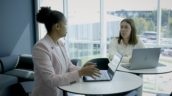 La professeure Magaly Brodeur et Anne-Marie Auger, coordonnatrice &agrave; la recherche