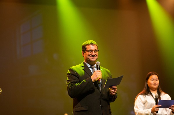 Pascal Gr&eacute;goire, directeur g&eacute;n&eacute;ral de la Fondation, c&eacute;l&eacute;brant le support des donateurs et donatrices pour une 35e ann&eacute;e o&ugrave; le Gala du m&eacute;rite fait une diff&eacute;rence dans la communaut&eacute;.