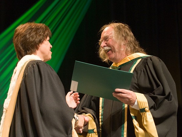 L'artiste Michel Goulet, nouveau docteur d'honneur.