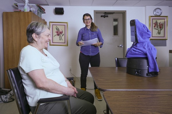Professeur Adina Panchea en compagnie d'une personne &acirc;g&eacute;e pendant une activit&eacute; avec un robot d'assistance sociale dans l'une des r&eacute;sidences Chartwell &agrave; Sherbrooke.&nbsp;