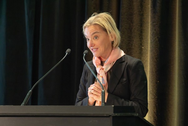 Mme Julie Grenier, directrice de la commercialisation responsable et de la responsabilit&eacute; soci&eacute;tale, Loto-Qu&eacute;bec