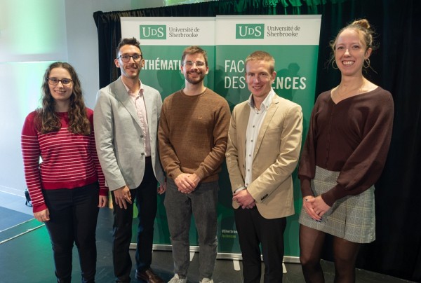 Pr F&eacute;lix Camirand Lemyre, entour&eacute; d'&eacute;tudiantes et d'&eacute;tudiants de son groupe de recherche : Rose-Line Baillargeon, Jean-Philippe Morissette, Simon L&eacute;vesque et Marie-Pier Domingue
