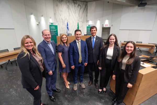 D&eacute;borah Montambault-Trudelle, Andr&eacute; Bachand,&nbsp;d&eacute;put&eacute; de Richmond, Genevi&egrave;ve H&eacute;bert, d&eacute;put&eacute;e de Saint-Fran&ccedil;ois,&nbsp;Simon Jolin-Barrette, Louis Marquis, Alicia Conn Parsons et Myriam Fortier, deux &eacute;tudiantes ayant t&eacute;moign&eacute; de leur exp&eacute;rience&nbsp;&agrave; la Cl&eacute; de vos droits.