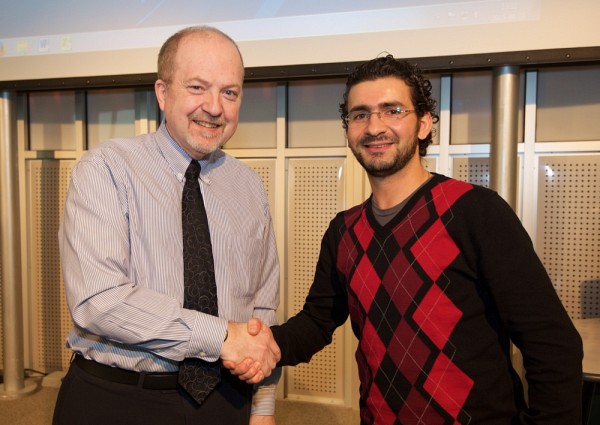 M. Pierre-Richard Gaudreault, directeur g&eacute;n&eacute;ral et vice-recteur associ&eacute; du Service d'appui &agrave; la recherche, &agrave; l'innovation et &agrave; la cr&eacute;ation, en compagnie de Sofiane Yacine Mersaoui, gagnant de la finale locale.