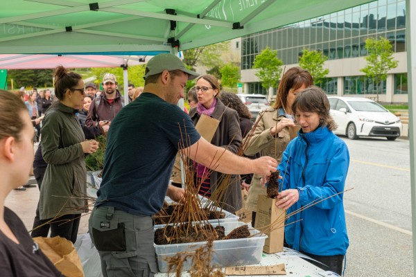 Kiosque de distribution d'arbres le 19 mai 2022 au Campus principal.