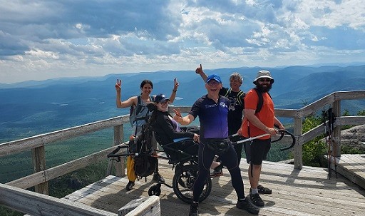 Fernand Courchesne et son &eacute;quipe de b&eacute;n&eacute;voles lors du D&eacute;fi Orford-Everest
