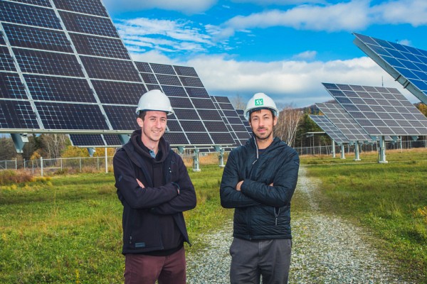 Arnaud Ritou, qui se situe &agrave; droite sur la photo, est dans le parc solaire du 3IT.Photo : Universit&eacute; de Sherbrooke