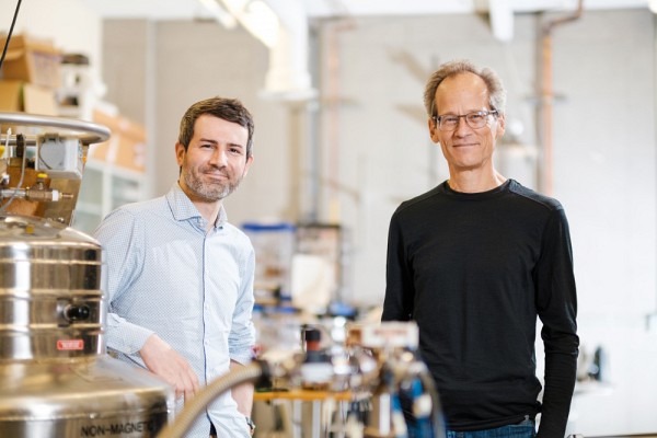 Le professeur Taillefer (&agrave; droite) accompagn&eacute; du postdoctorant Ga&euml;l Grisonnanche, l'&eacute;tudiant derri&egrave;re les travaux ayant men&eacute; &agrave; la d&eacute;couverte.