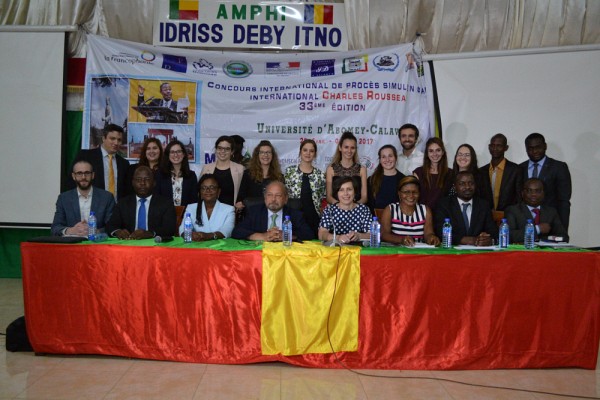 Les membres du jury et les deux &eacute;quipes finalistes, l&rsquo;Universit&eacute; de Sherbrooke et l&rsquo;Universit&eacute; Libre de Bruxelles.